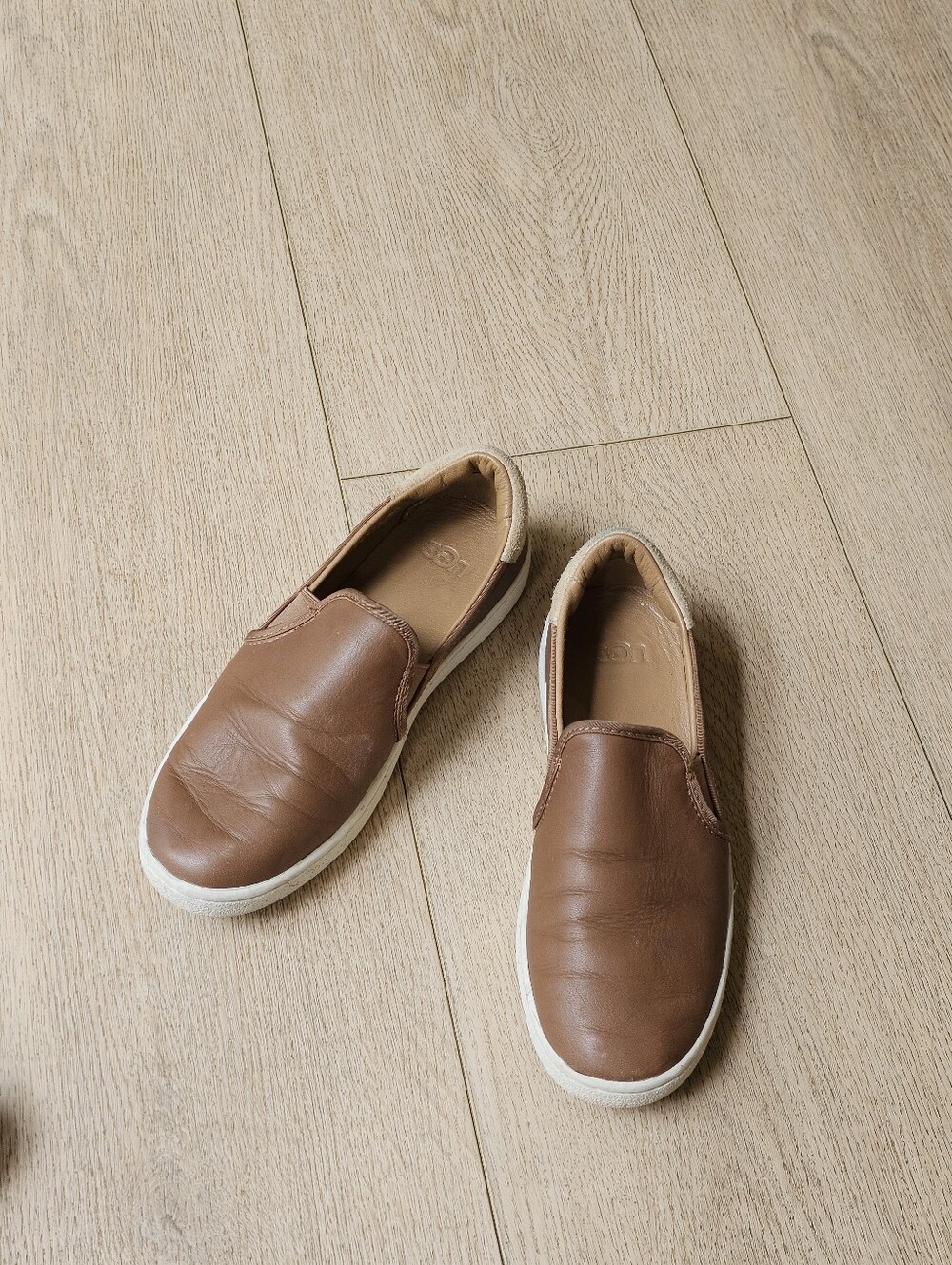 UGG Cas Leather Slip On 5.5 Chesnut